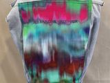 un gros plan d'une veste sur un mannequin posé sur un support