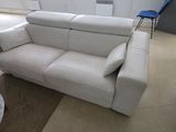 un canapé blanc et un fauteuil dans un salon