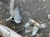 un morceau de métal cassé posé par terre près d'un trottoir