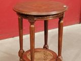 une petite table en bois sur laquelle est posé un panier