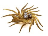 Gros plan sur une broche en or ornée de diamants