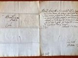 un gros plan d'un morceau de papier sur lequel on a écrit