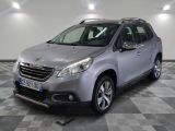 la voiture argentée est garée sur un sol en damier dans le garage