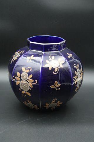 Grand vase en faïence bleu de Sèvres. Signée St Clément. H 27