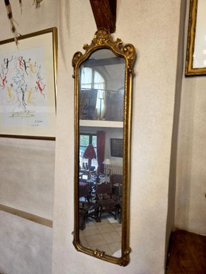 un miroir accroché au mur d'une pièce