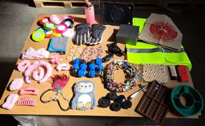 une table sur laquelle se trouvent de nombreux objets