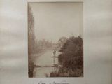 photo d'une photo en noir et blanc représentant une rivière et des arbres