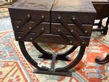 une petite table en bois surmontée de deux tiroirs