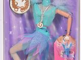 La poupée Barbie porte une robe bleue et tient un sac à main rose.