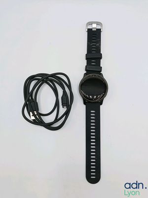 la montre est branchée à un chargeur et à un câble