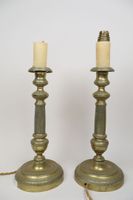 Paire de bougeoirs en bronze doré et ciselé, à décor de fris…