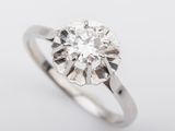 gros plan d'une bague en diamant sur fond blanc