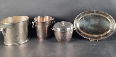 trois seaux en métal argenté et deux tasses en métal argenté posés sur une table
