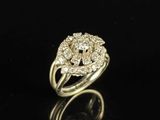 gros plan d'une bague en diamant sur une surface noire