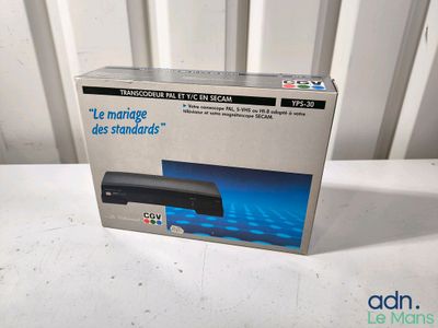 une boîte sur laquelle figure l'image d'un téléviseur posé sur une table