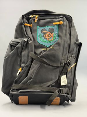 un sac à dos posé par terre, sur lequel est accrochée une étiquette