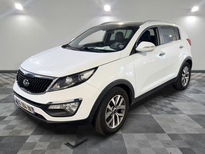 Un SUV blanc est garé dans une pièce dont le sol est à carreaux.