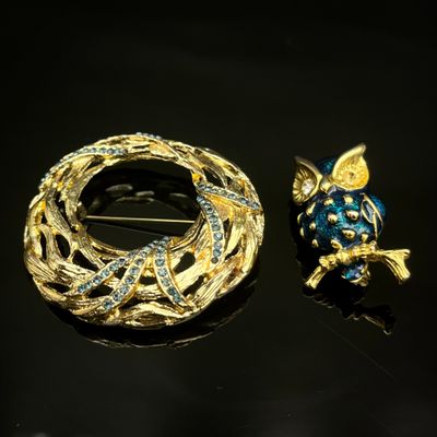 un gros plan sur une broche et un « broochle » posés sur une table