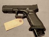 l'arme est sur la table avec une étiquette attachée à celle-ci