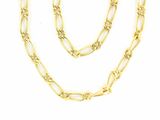un collier à chaîne plaquée or avec un maillon allongé sur fond blanc