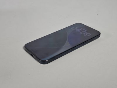 un gros plan d'un téléphone portable posé sur une table, sur fond blanc