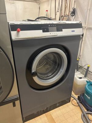un lave-linge et un sèche-linge dans une petite pièce