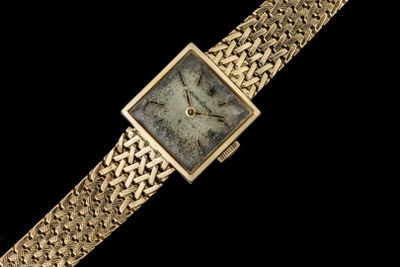 une image d'une montre-bracelet en or avec des chiffres romains