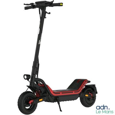 un scooter noir et rouge muni de roues et d'un guidon