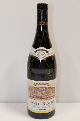 une bouteille de vin posée sur une table