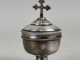 un service en argent ancien orné d'une croix sur le dessus et d'une croix sur le dessus