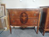 une commode sur laquelle est représenté un blason