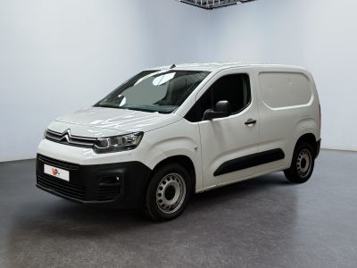 La camionnette blanche est garée dans une pièce blanche au sol noir