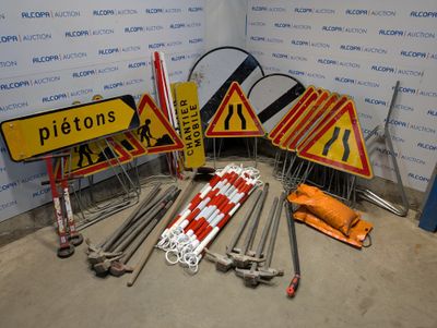 de nombreux panneaux de signalisation qui traînent par terre