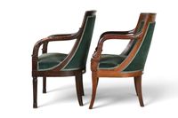 FAUTEUILS GONDOLES (suite de deux) en acajou et placage, dos… (photo 6)