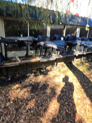 les ombres d'une personne debout devant une table de pique-nique