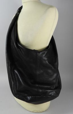 Sac en cuir noir, porté épaule.