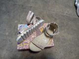 une paire de chaussures qui se trouve sur le dessus d'une boîte