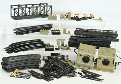 beaucoup de rails et d'accessoires de train miniature sur la table