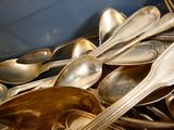 many spoons and spoon spoons in a blue container