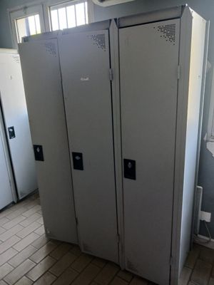 deux casiers au milieu d'une pièce au sol carrelé