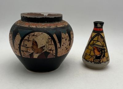 deux vases posés l'un à côté de l'autre sur une table