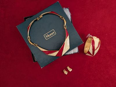un gros plan sur une boîte sur laquelle est posé un collier, à côté d'une paire de ciseaux