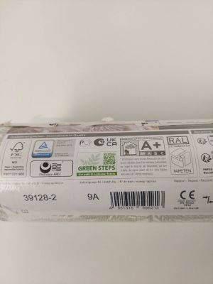 un rouleau de papier toilette emballé dans un film plastique