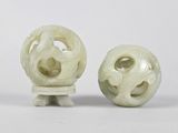 paire de figurines chinoises en jade blanc sculpté représentant un dragon et une boule