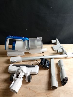 un aspirateur posé sur une table à côté d'autres objets