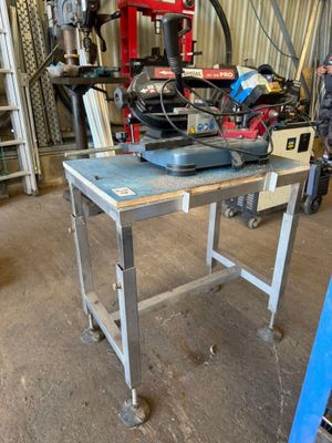 un établi dans un garage avec des outils dessus