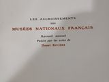 un livre ouvert avec l'image d'un cheval sur sa couverture