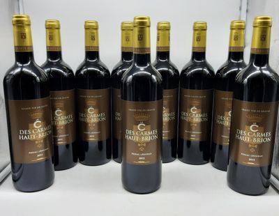six bouteilles de vin rouge alignées sur une table