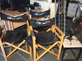 un groupe de chaises assises dans une pièce