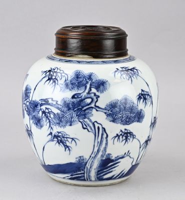 Vase chinois en porcelaine bleue et blanche orné d'un motif de pin